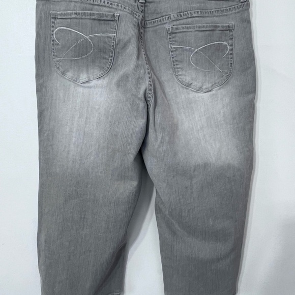 Chico’s Platinum Gray Cropped Jeans Size 3 Stretch‎ Denim - Picture 2 of 5